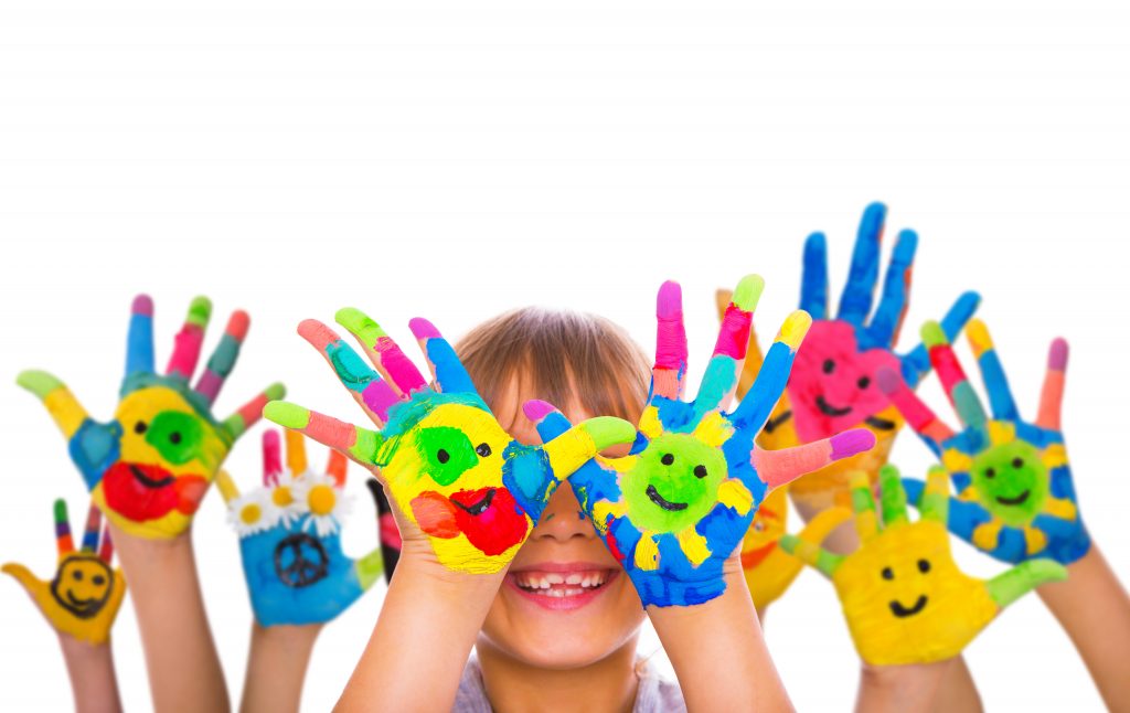 mãos de pequenos artistas