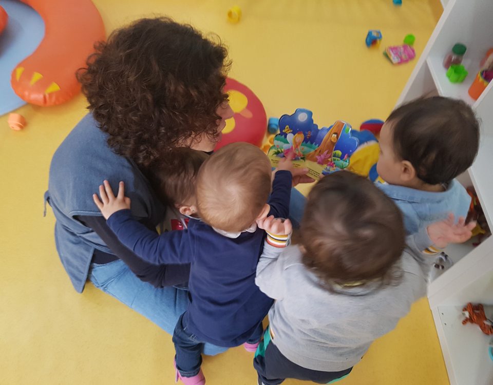 Educadora dá segurança às crianças