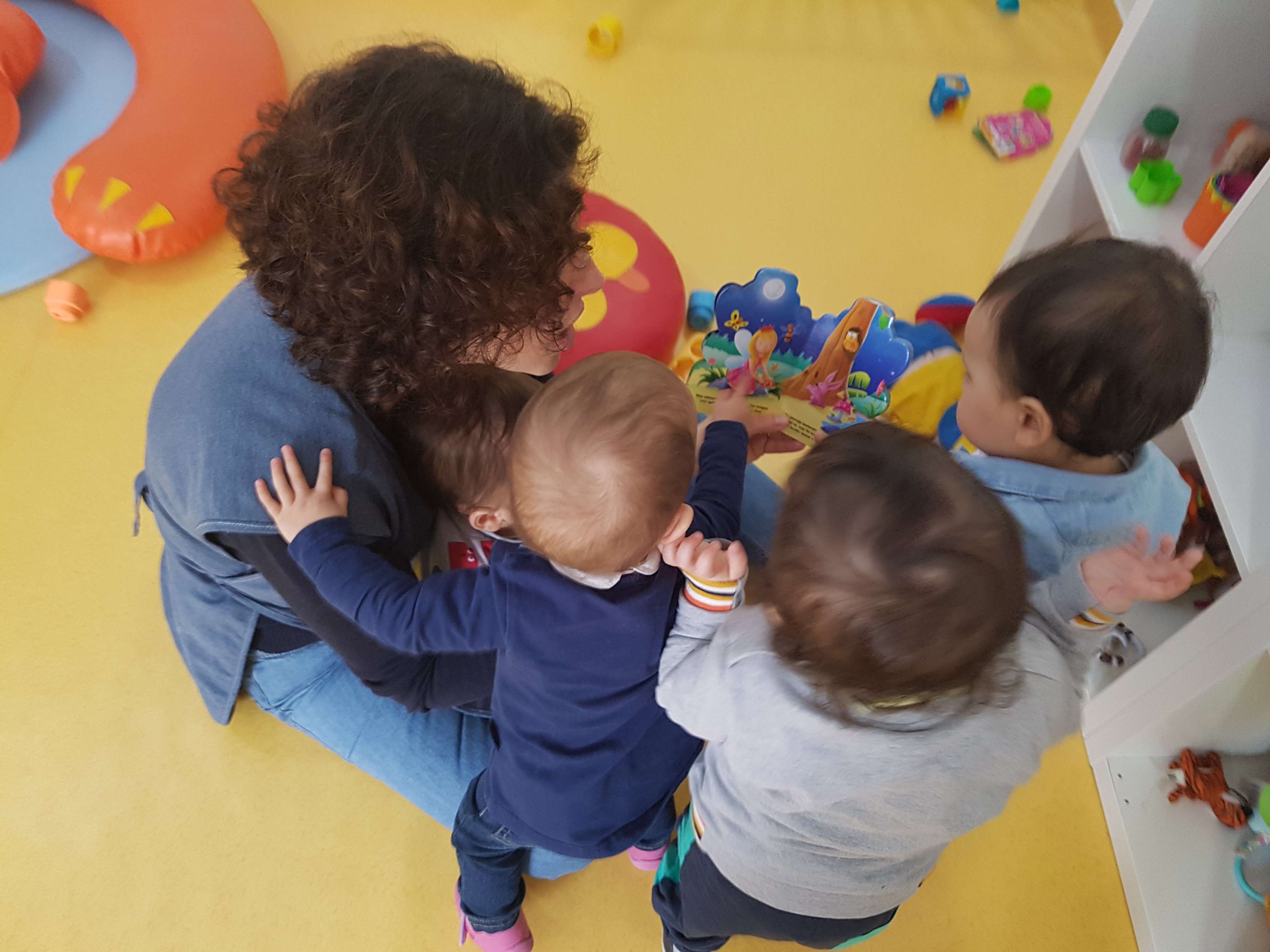 Educadora dá segurança às crianças