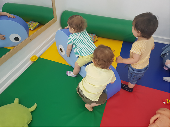 Crianças brincam na Creche