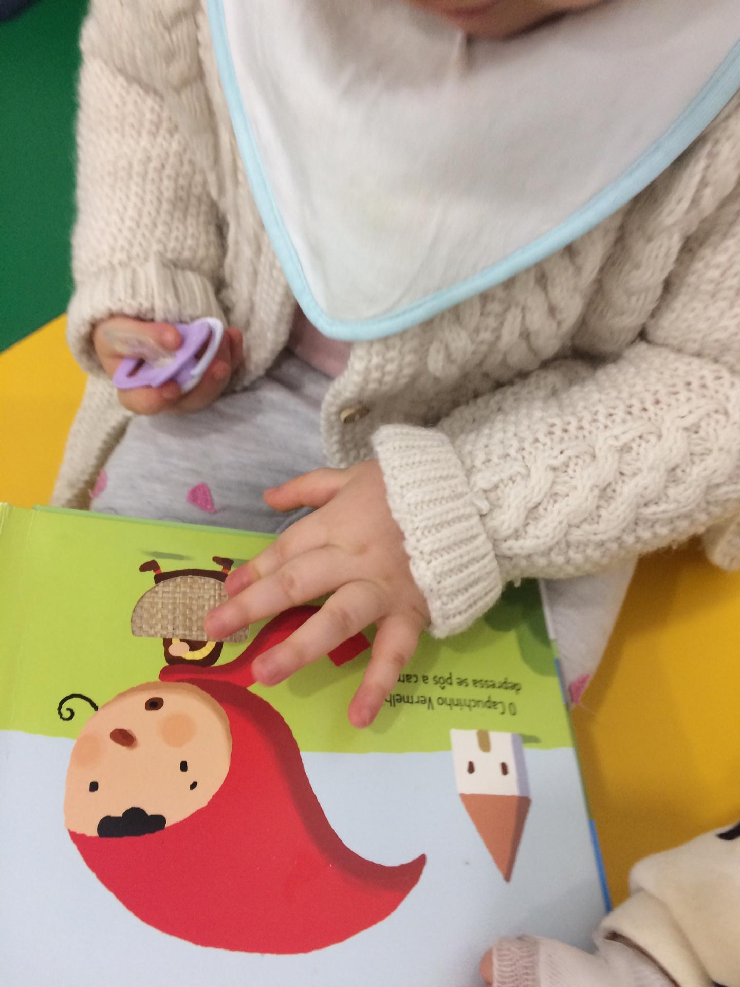 Criança explora uma historia